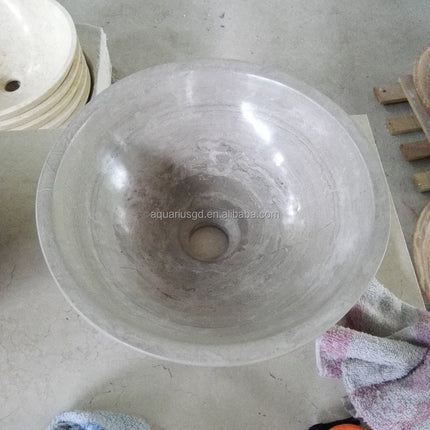 Waschbecken aus Holz und Stein 